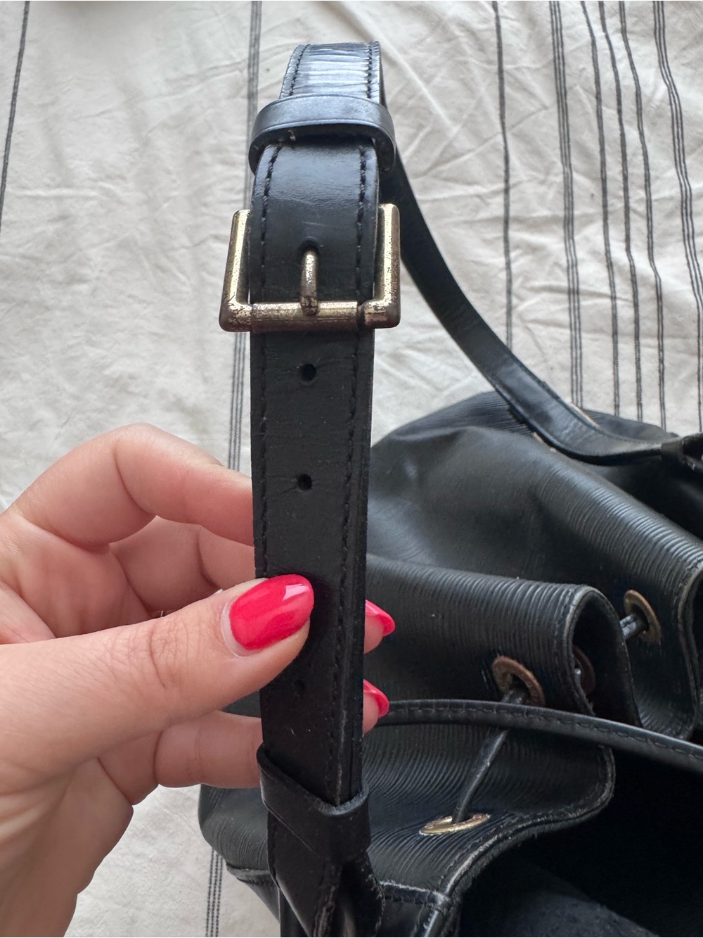 Vintage Louis Vuitton Noé Bucket Bag in black leather with gold hardware - Picture 5 of 7